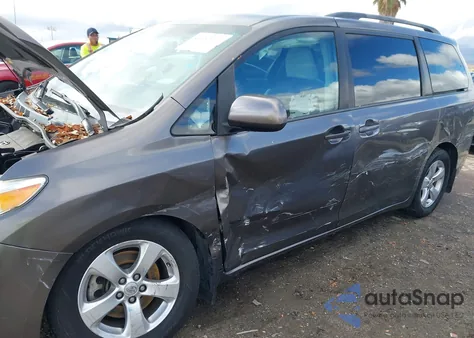 2013 Toyota Sienna Le V6 8 Passenger z USA, uszkodzony, nr VIN 5TDKK3DC7DS344565